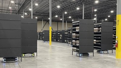 [Translate to Deutsch:] Körber and Geek+ have rolled out 88 AMRs at Ariat's Texas DC.